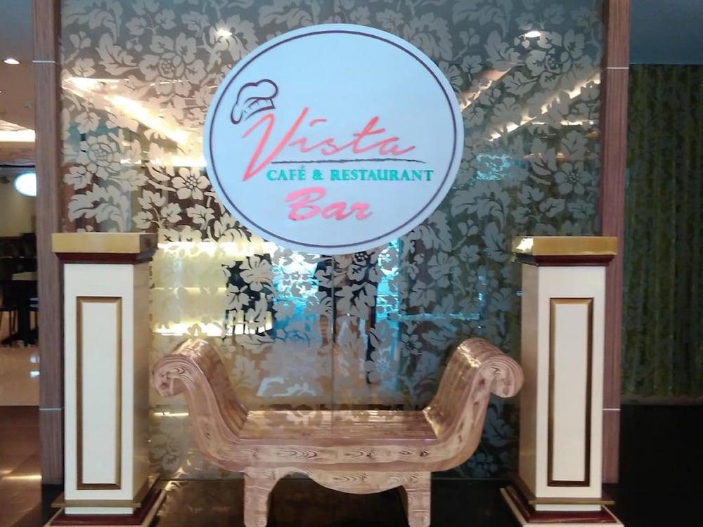 Vista Hotel Cubao Quezon City Bagian luar foto