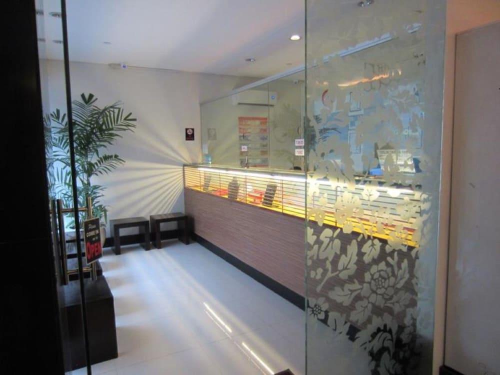 Vista Hotel Cubao Quezon City Bagian luar foto