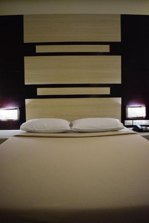 Vista Hotel Cubao Quezon City Bagian luar foto