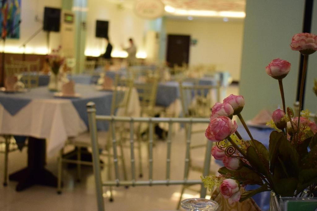 Vista Hotel Cubao Quezon City Bagian luar foto