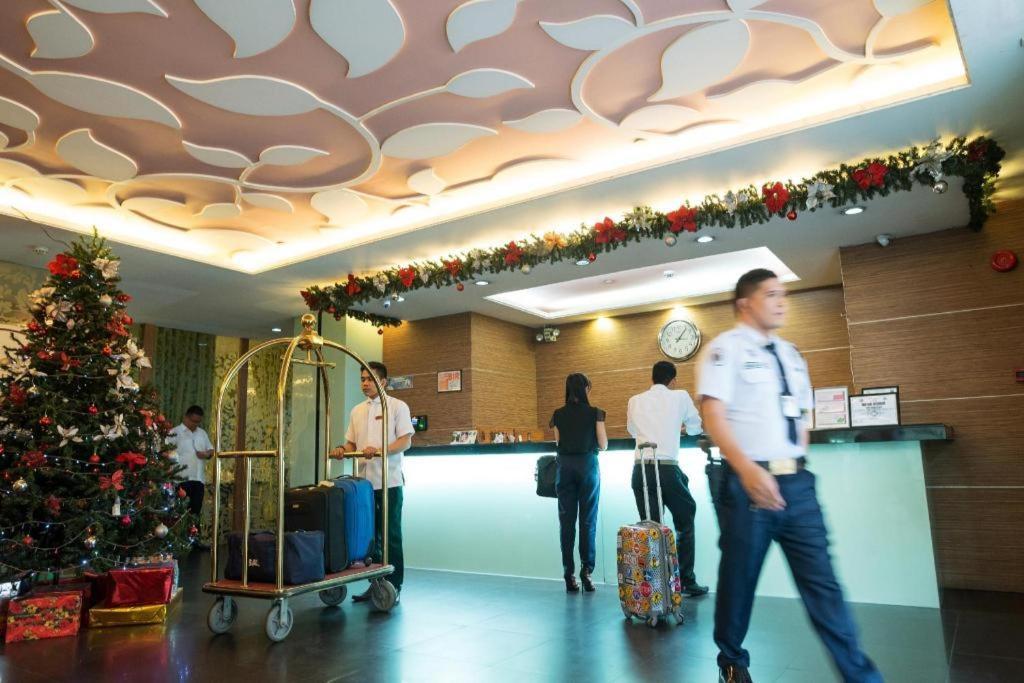 Vista Hotel Cubao Quezon City Bagian luar foto
